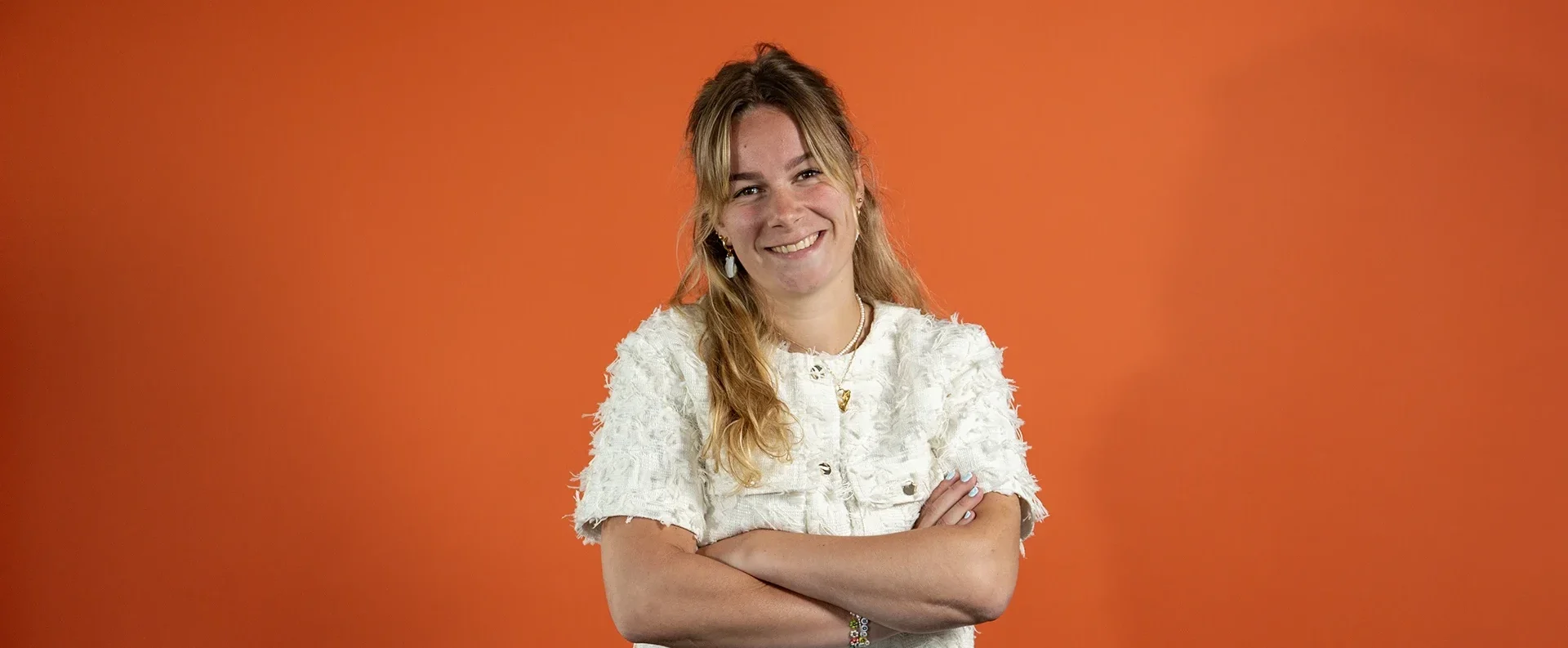 Foto Lisanne op oranje achtergrond