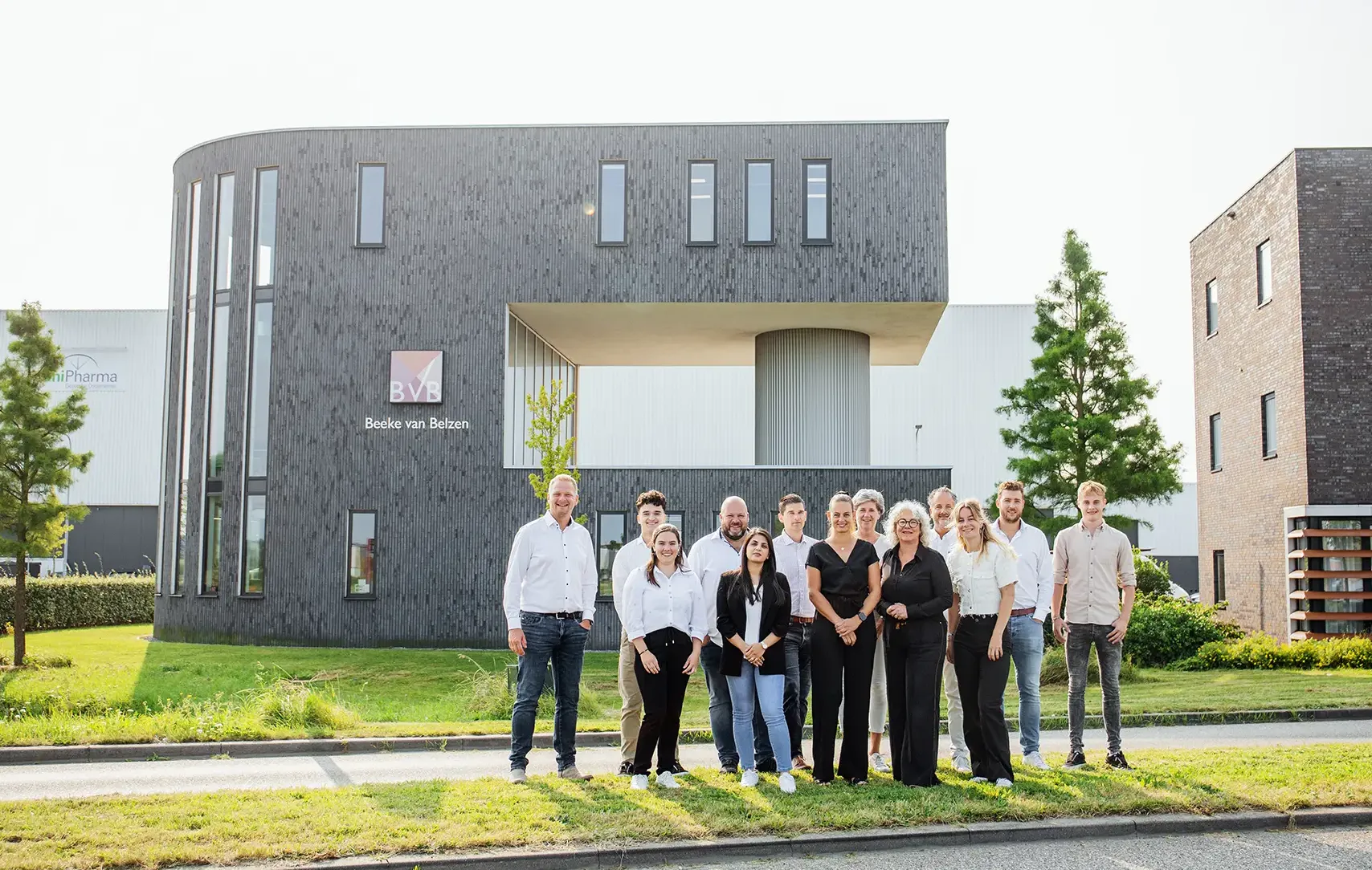 Team van Beeke van Belzen staat voor het kantoorpand