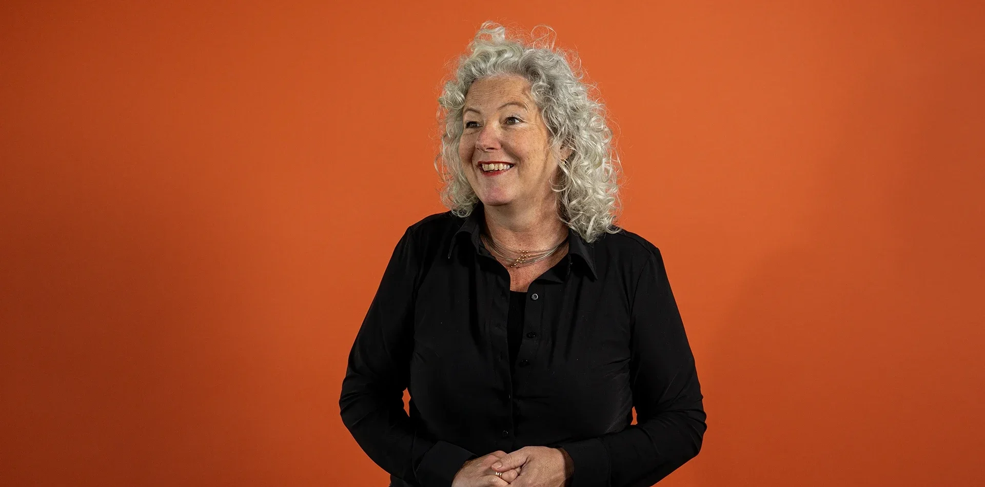 Portret van Christine op een oranje achtergrond