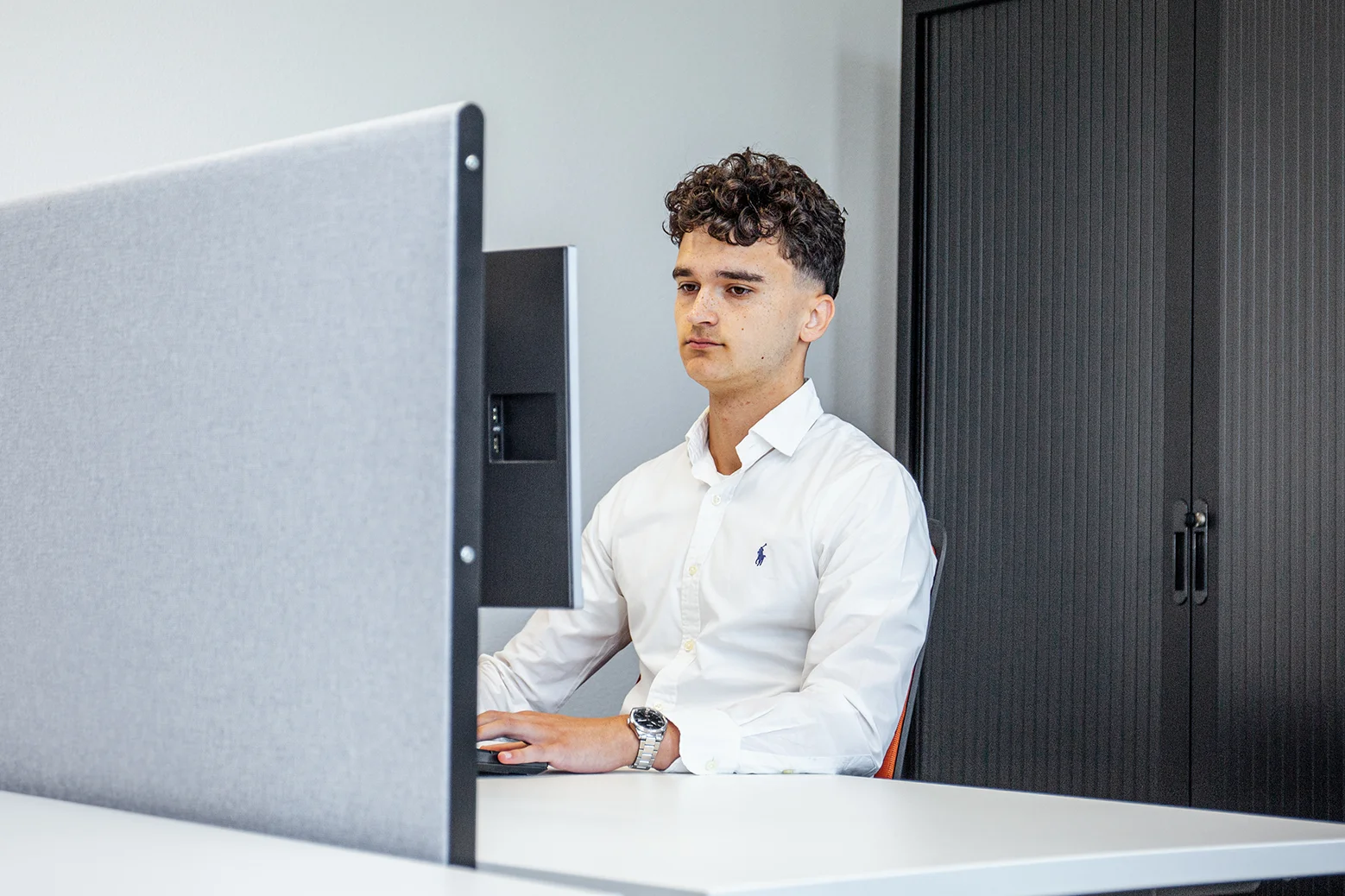 Ramon is aan het werk op zijn werkplek in het kantoor van Beeke van Belzen