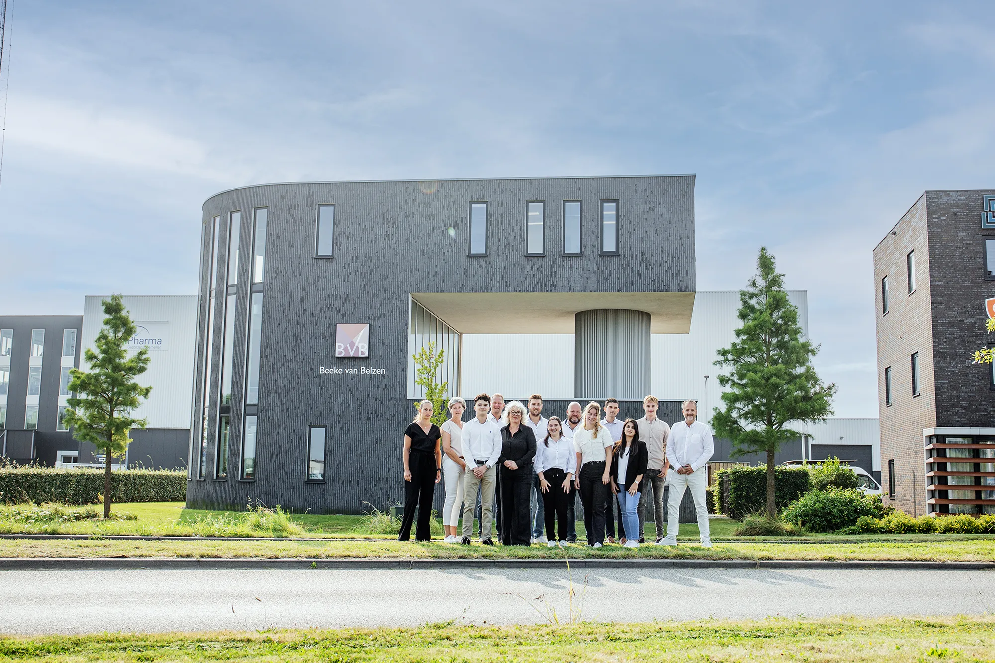 Een teamfoto voor het kantoorpand van Beeke van Belzen in Middelburg