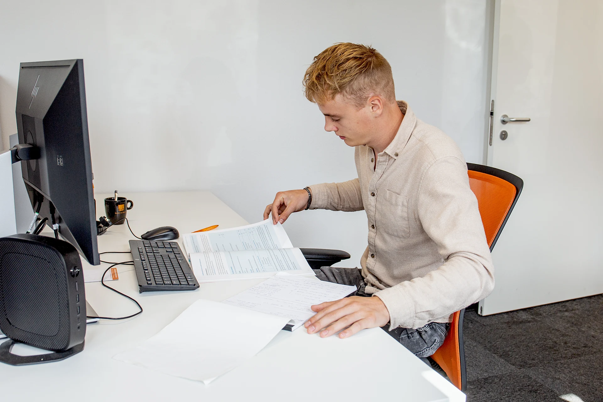 Willem is bezig met zijn studie tijdens zijn werk bij Beeke van Belzen